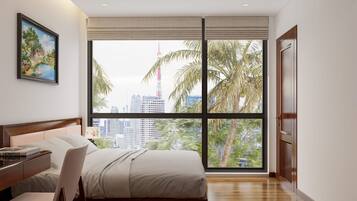 Escritorio, espacio para trabajar con laptop y cortinas blackout