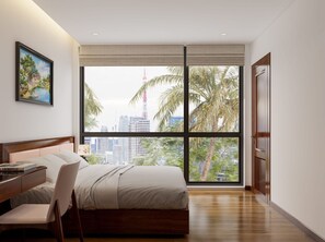 مكتب ومساحة عمل للكمبيوتر المحمول وستائر تعتيم وتجهيزات عازلة للصوت