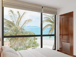 مكتب ومساحة عمل للكمبيوتر المحمول وستائر تعتيم وتجهيزات عازلة للصوت