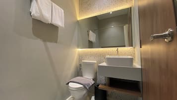 Regadera, toallas, jabón, shampoo