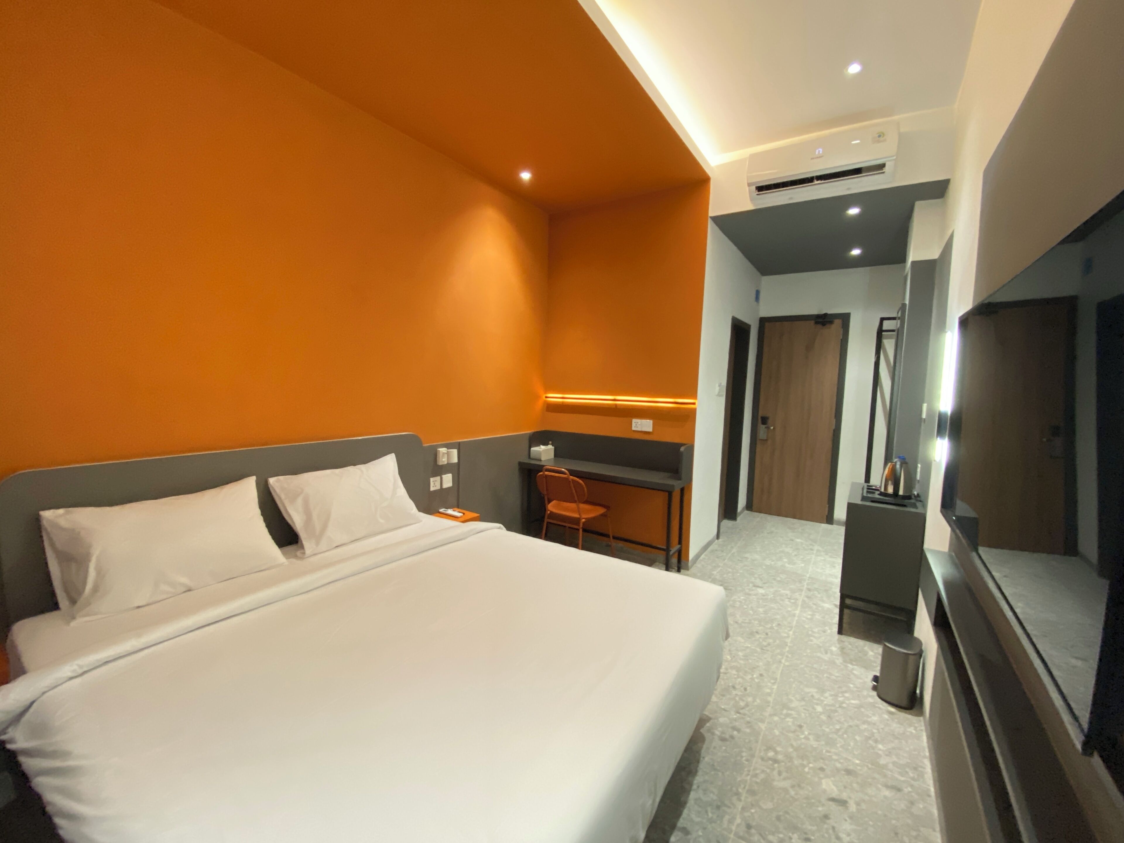 Skrivebord, skrivebord for bærbar PC og wi-fi (inkludert)