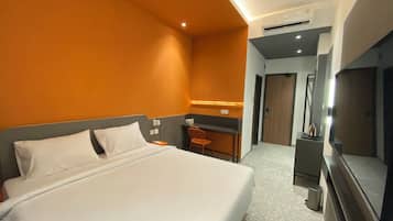 Escritorio, espacio para trabajar con laptop y wifi gratis