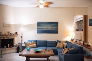 Fernseher, Kamin, Stereoanlage
