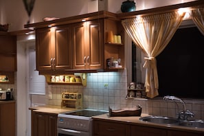 R éfrigérateur, micro-ondes, four, plaque de cuisson