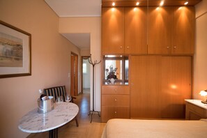 Een strijkplank/strijkijzer, wifi, beddengoed