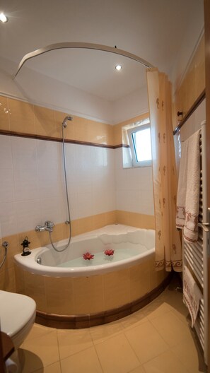 Een douche, een haardroger, handdoeken