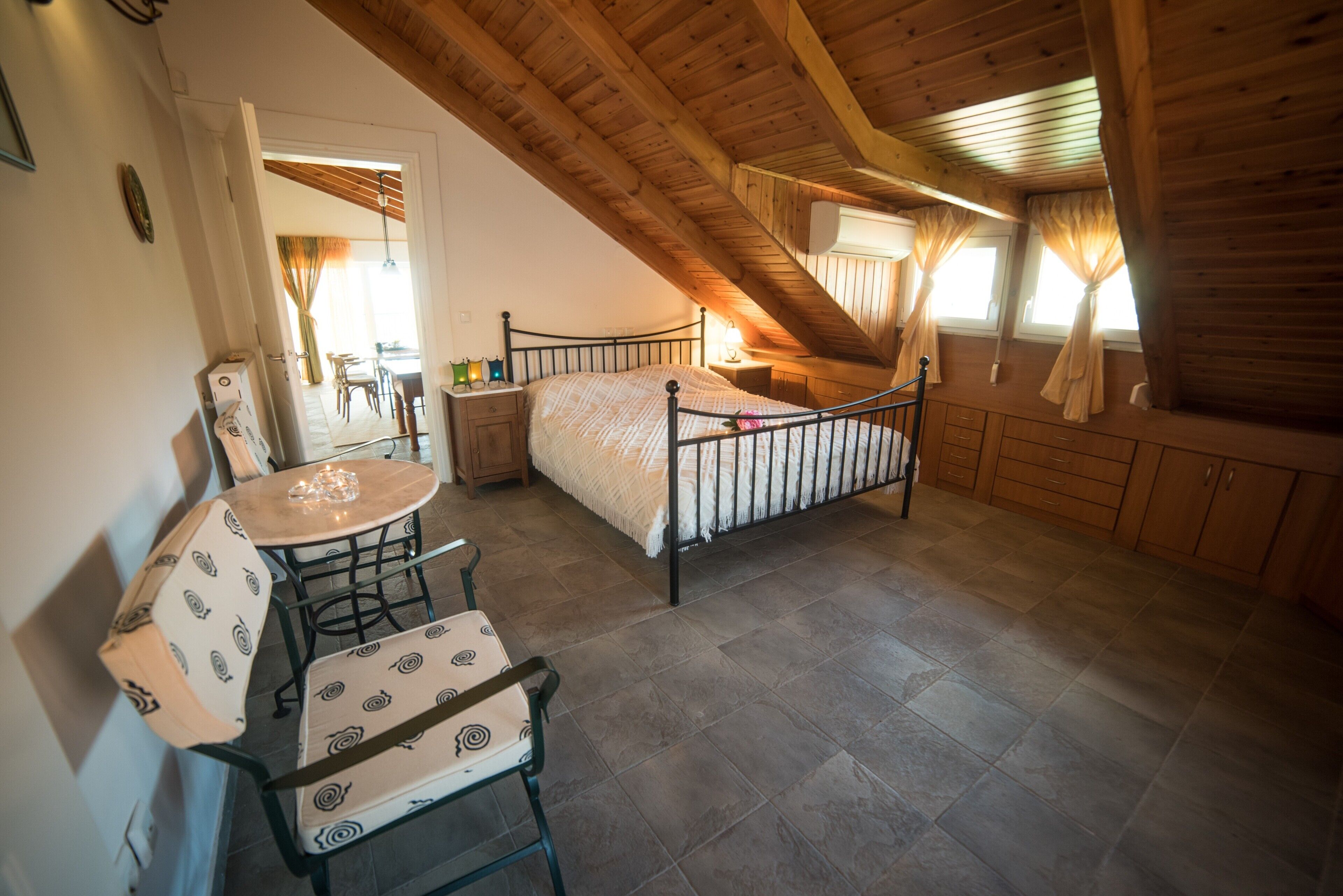 Een strijkplank/strijkijzer, wifi, beddengoed