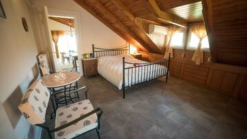 Een strijkplank/strijkijzer, wifi, beddengoed