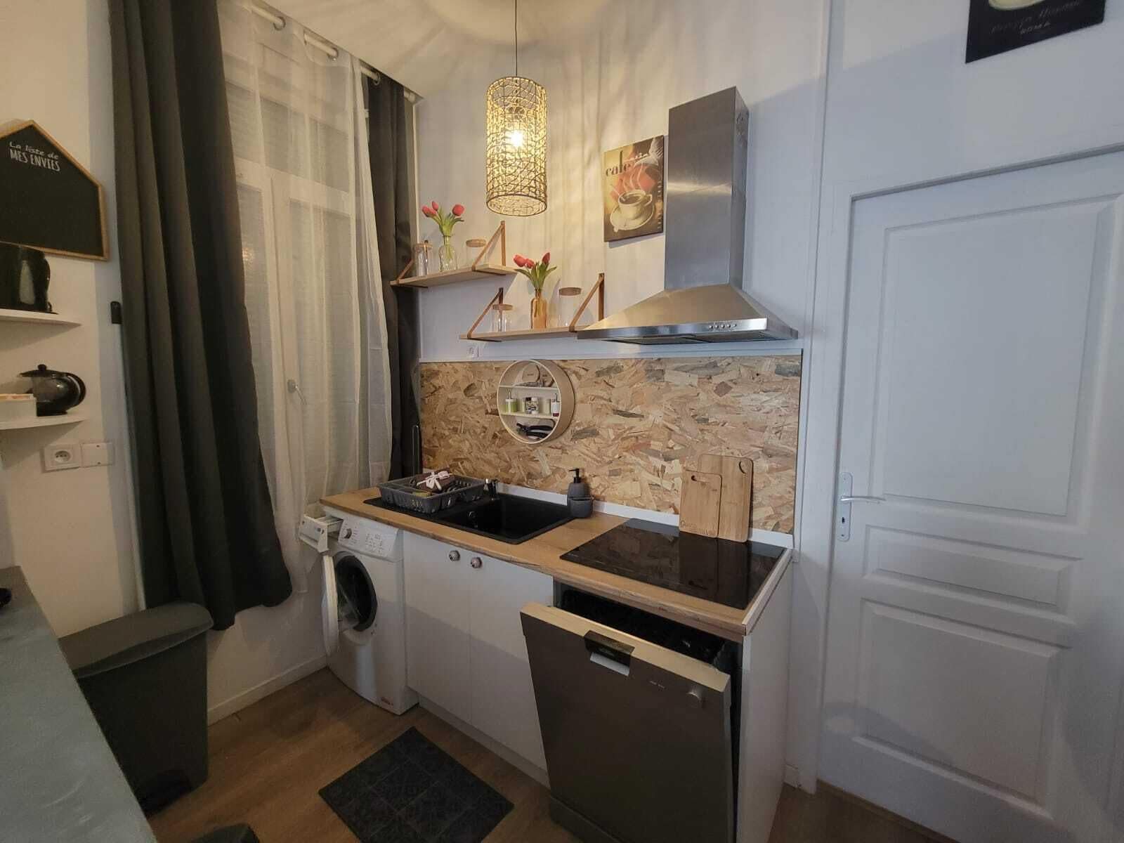 Réfrigérateur, micro-ondes, plaque de cuisson, lave-vaisselle