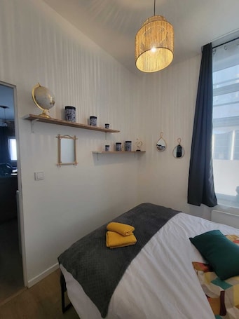 Iron/ironing board, travel cot, free WiFi, bed sheets. Ground floor in the heart of downtown Calais