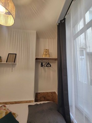 مكواة/لوح كي وسرير سفر وواي فاي مجانًا وملاءات أسرّة