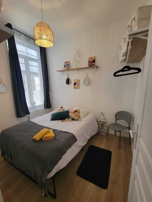 Bügeleisen/Bügelbrett, Reisekinderbett, kostenloses WLAN, Bettwäsche