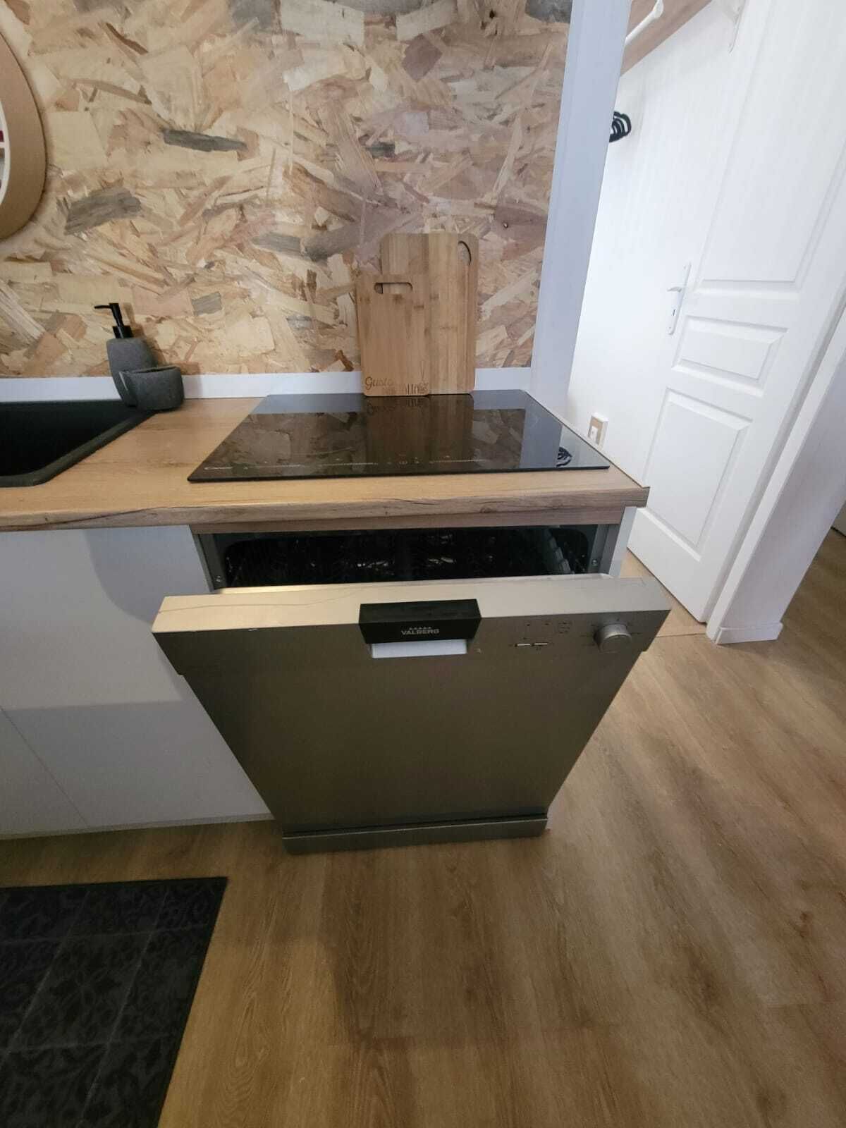 Réfrigérateur, micro-ondes, plaque de cuisson, lave-vaisselle