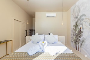 Deluxe Villa, 2 Bedrooms, Balcony, Bay View | Peti besi dalam bilik, langsir/tirai gelap terus, Wi-fi percuma 