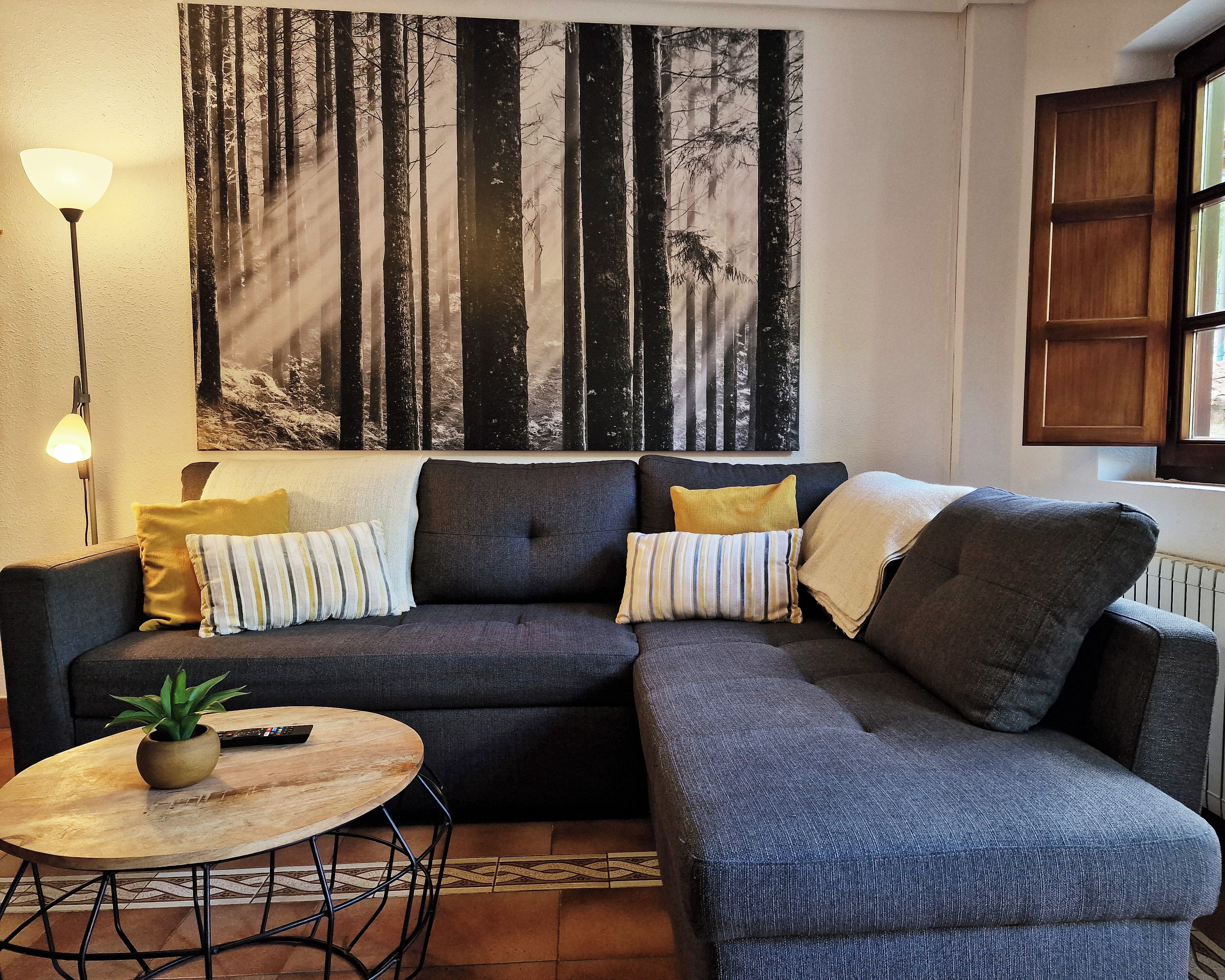 Departamento, 2 habitaciones, balcón, vista a la montaña | Área de sala de estar | Televisión de pantalla plana de 32 pulgadas con canales digitales 