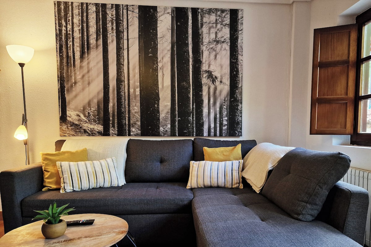 Apartment, 2 Bedrooms, Balcony, Mountain View | Living area