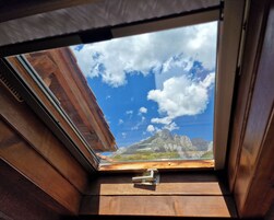 Apartamento, 2 habitaciones, balcón, vistas a la montaña | Cortinas opacas, tabla de planchar con plancha, wifi gratis
