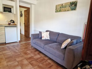 Superior Apartment, Mountain View | Living area