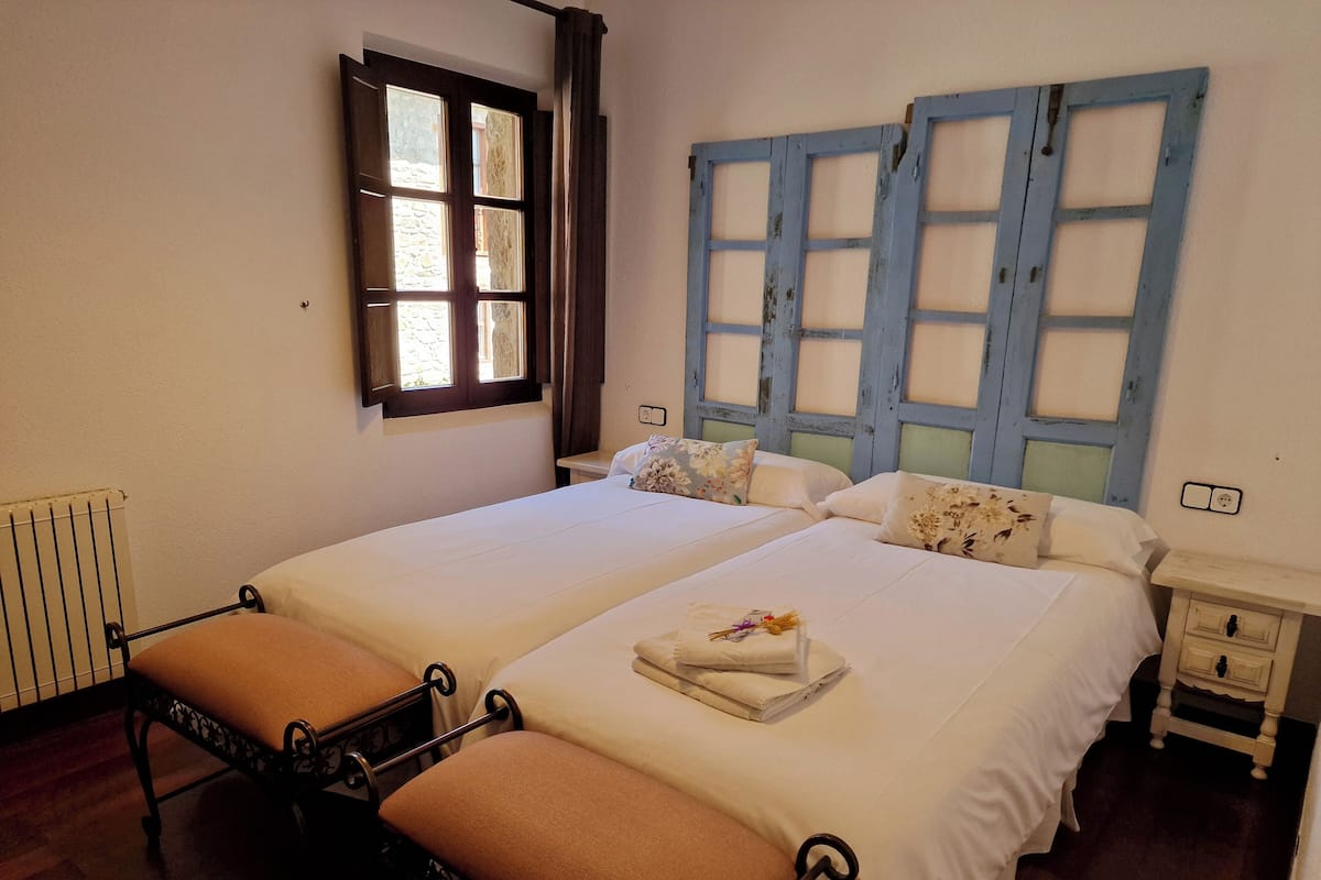 Classic Apartment, 2 Bedrooms, Mountain View | Blackout drapes, iron/ironing board, free WiFi