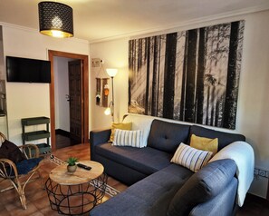 アパートメント 2 ベッドルーム バルコニー マウンテンビュー | リビング エリア | 32 インチの薄型テレビ (デジタル放送視聴可)