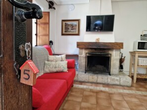 Apartment, 1 Bedroom, Patio, Mountain View | Living area