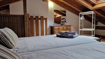 Apartamento panorámico, 2 habitaciones, vistas a la montaña | Cortinas opacas, tabla de planchar con plancha, wifi gratis