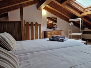 Căn hộ có tầm nhìn toàn cảnh, 2 phòng ngủ, quang cảnh núi | Màn/rèm cản sáng, bàn ủi/dụng cụ ủi quần áo 