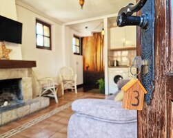 Apartamento Confort, 2 habitaciones, balcón, vistas a la montaña | Zona de estar | Televisión de pantalla plana de 32 pulgadas con canales digitales
