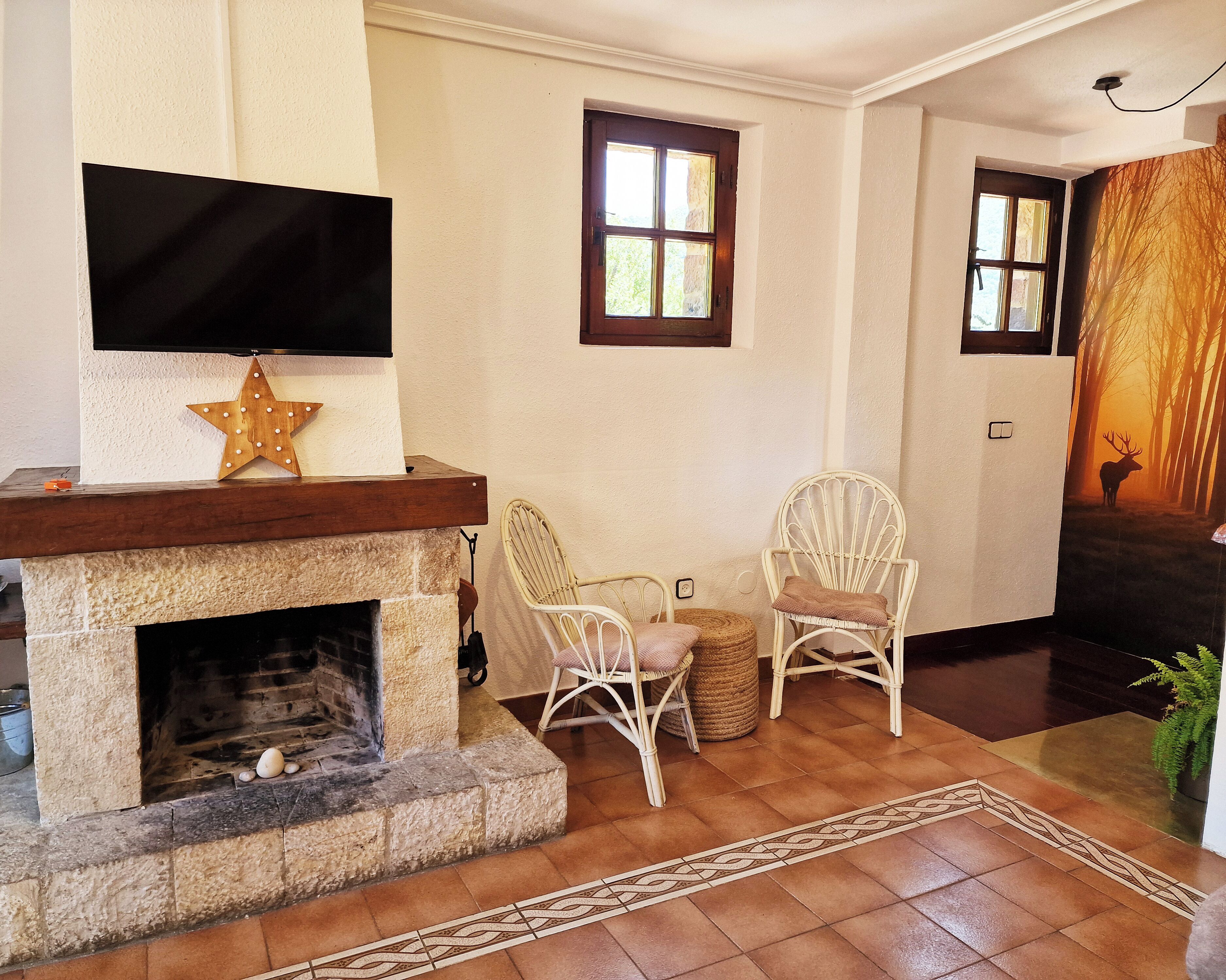 Departamento Confort, 2 habitaciones, balcón, vista a la montaña | Área de sala de estar | Televisión de pantalla plana de 32 pulgadas con canales digitales 