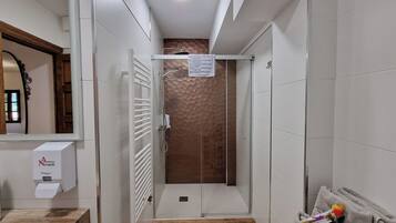 Apartamento superior, vistas a la montaña | Baño