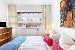 Iron/ironing board, WiFi, bed sheets, wheelchair access - Room 'Albrechtshof Park View 4' (Potsdam)