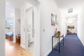 Iron/ironing board, WiFi, bed sheets, wheelchair access - Room 'Albrechtshof Park View 4' (Potsdam)