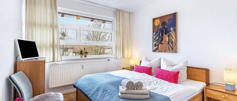 Tabla de planchar con plancha, wifi y ropa de cama