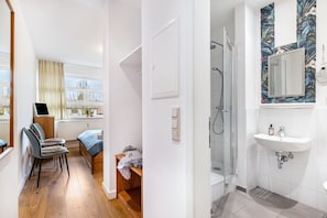 Shower, hair dryer, towels - Room 'Albrechtshof Park View 4' (Potsdam)