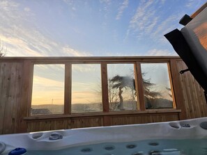 Outdoor spa tub - Luxury Welsh Wooden Cabin (Corwen)