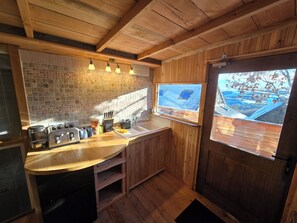 Private kitchen - Luxury Welsh Wooden Cabin (Corwen)