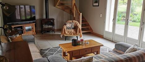 Televisión, chimenea y estéreo