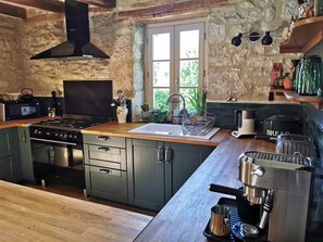 ثلاجة، ميكروويف، فرن، غسالة أطباق