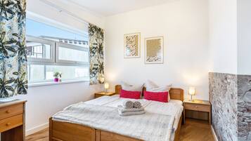 Planxa i posts de planxar, wifi i roba de llit