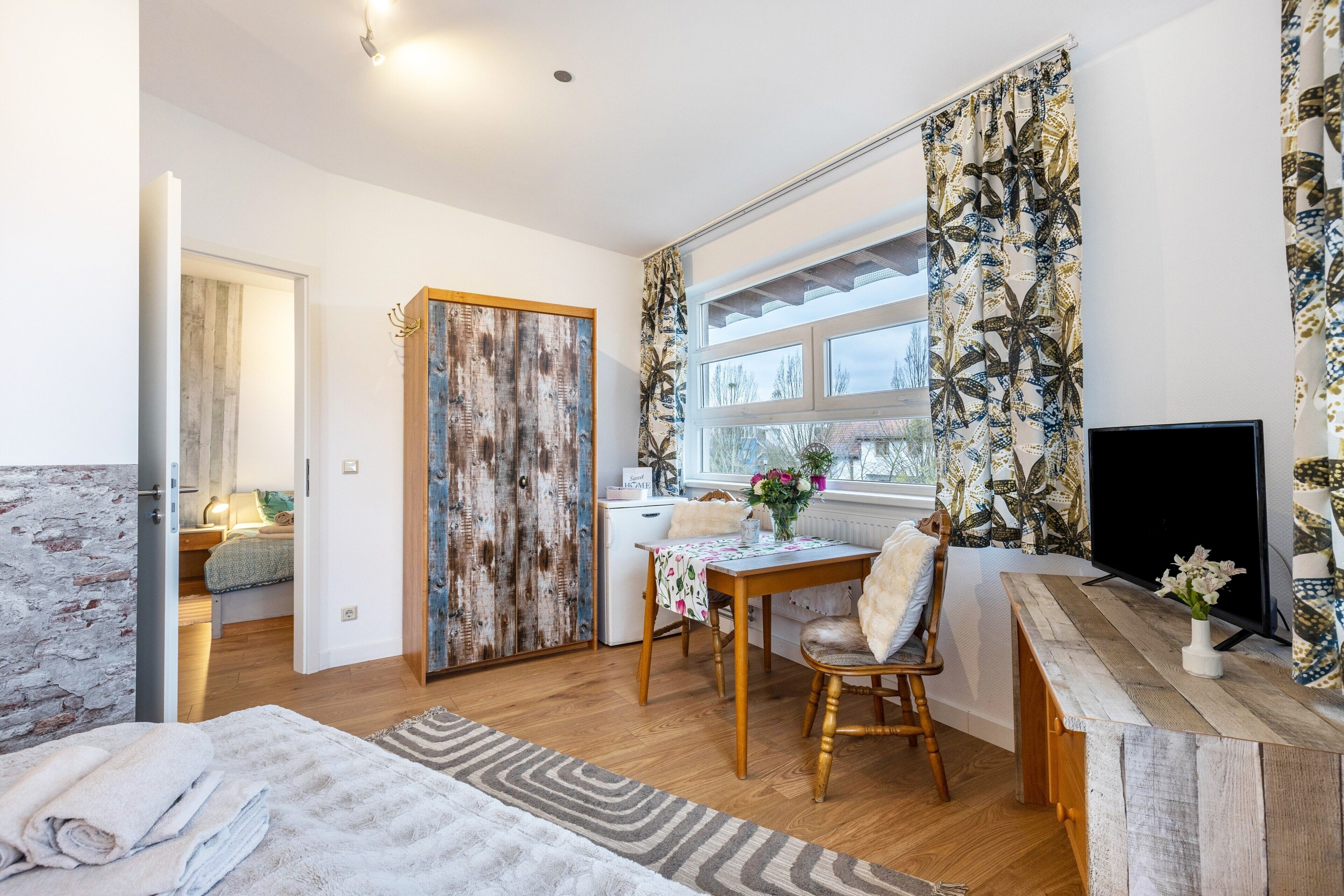 Planxa i posts de planxar, wifi i roba de llit 