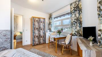 Planxa i posts de planxar, wifi i roba de llit