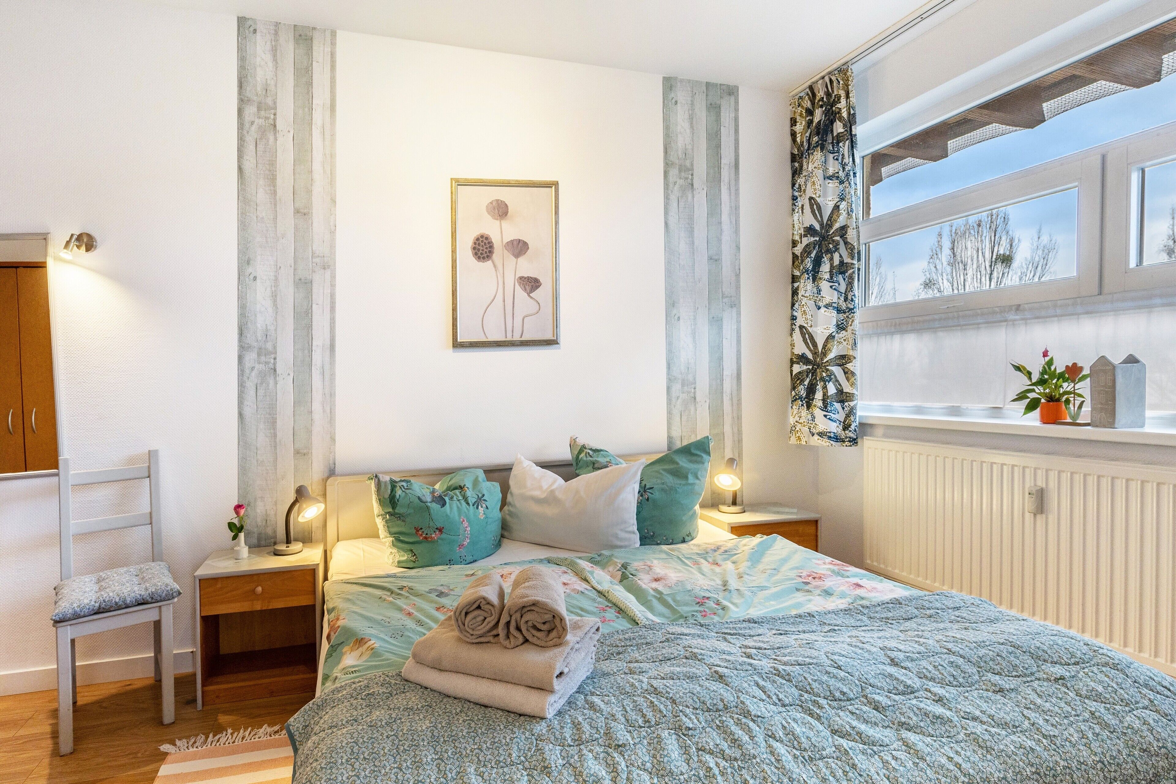 Tabla de planchar con plancha, wifi y ropa de cama 