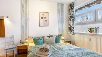 Tabla de planchar con plancha, wifi y ropa de cama