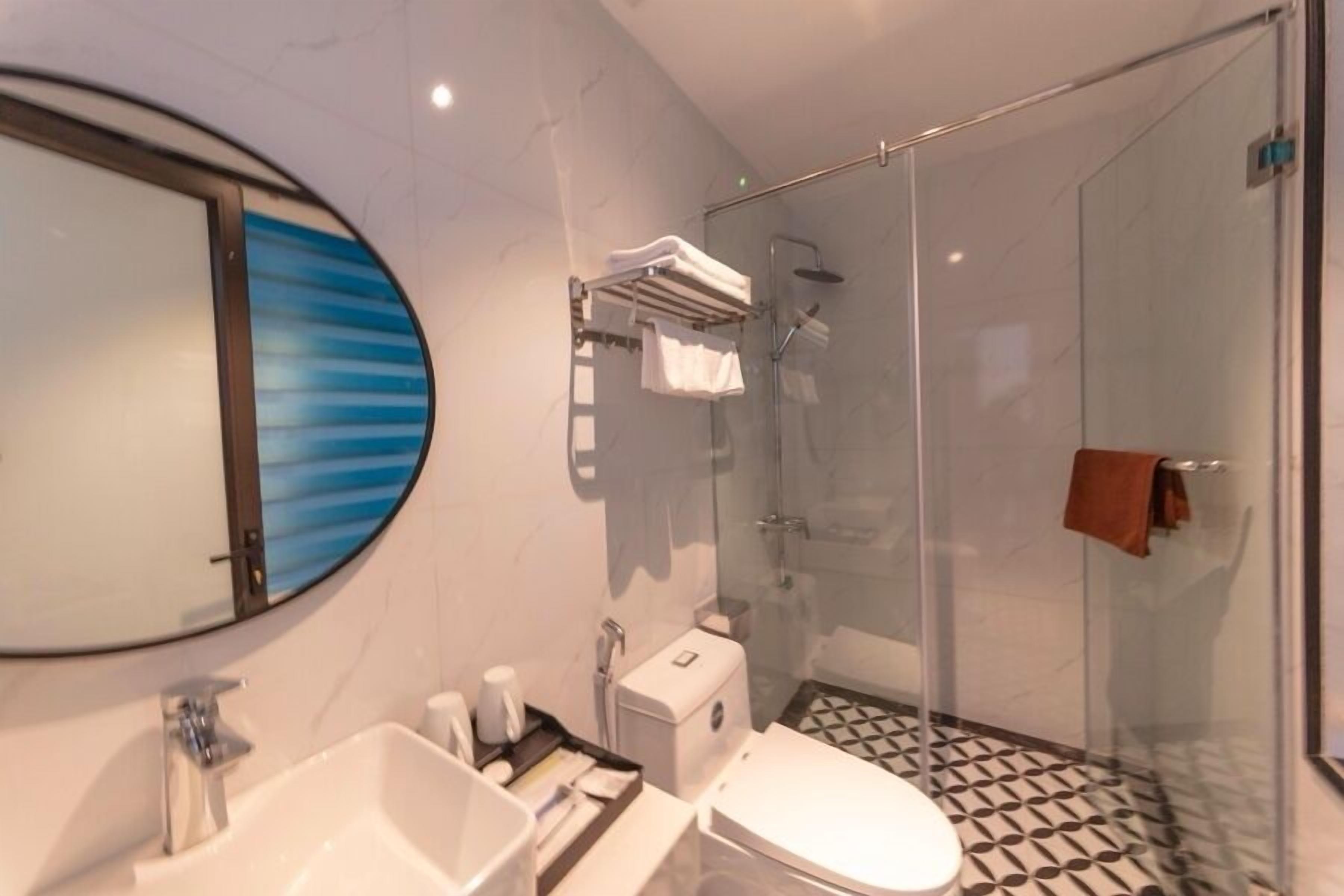 Dusche, Designer-Toilettenartikel, Haartrockner, Bademäntel