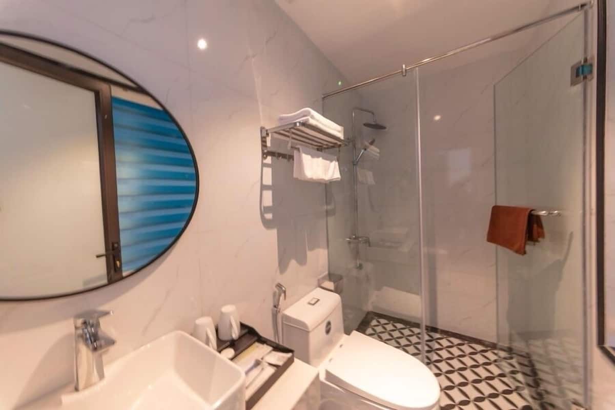 Chuveiro, produtos de toalete grátis, secador de cabelo, chinelos