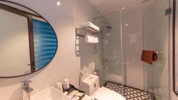 Sturta, snyrtivörur án endurgjalds, hárblásari, inniskór