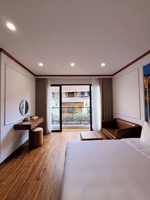 Deluxe Room, Balcony, City View | Down comforters, Select Comfort beds, minibar, in-room safe - Azen Lakeside Apartment & Hotel (Ha Noi)