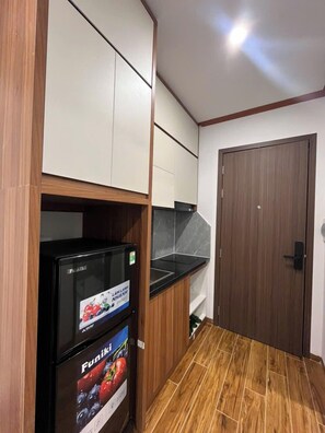 Kjøleskap, mikrobølgeovn, kaffetrakter/tekoker og vannkoker