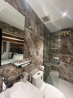 Shower, designer toiletries, hair dryer, bathrobes - Azen Lakeside Apartment & Hotel (Ha Noi)