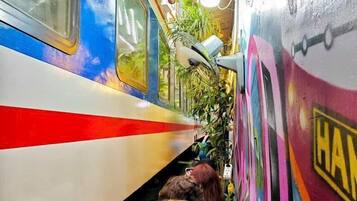 Deluxe-herbergi - svalir - borgarsýn | Öryggishólf í herbergi, skrifborð, vinnuaðstaða fyrir fartölvur